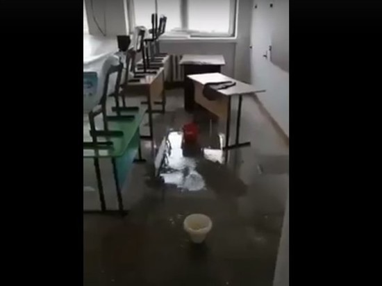 Аварийную школу в забайкальском селе затопило ливнем