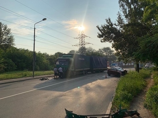 В Ростове «Форд» врезался в грузовик: пострадал мужчина