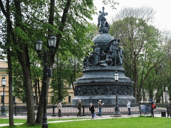 Памятник Тысячелетию России обследуют петербургские реставраторы