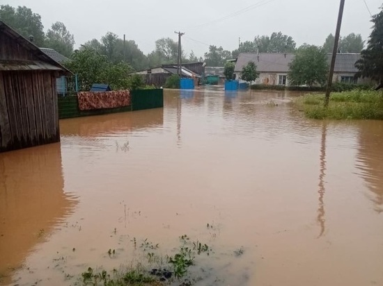 Новгородцы делятся кадрами затопленных улиц