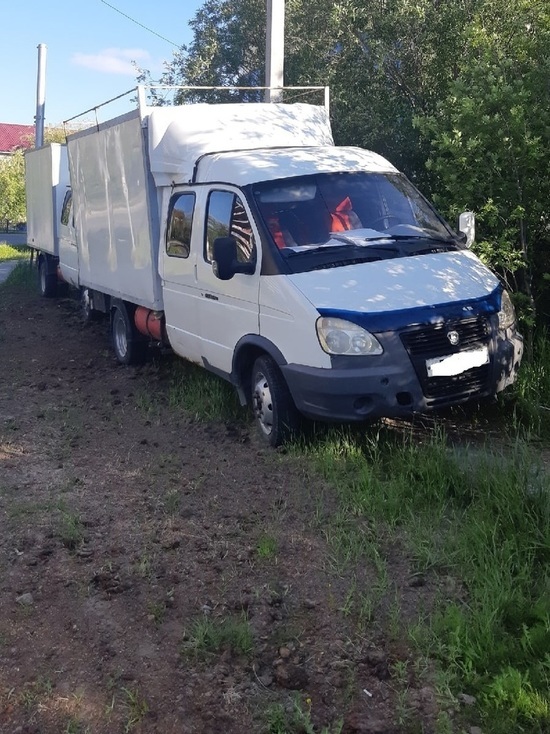 Владельца 2 припаркованных на газоне грузовиков ищут в Салехарде