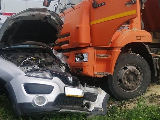 В Белгородской области КамАЗ подмял под себя легковушку
