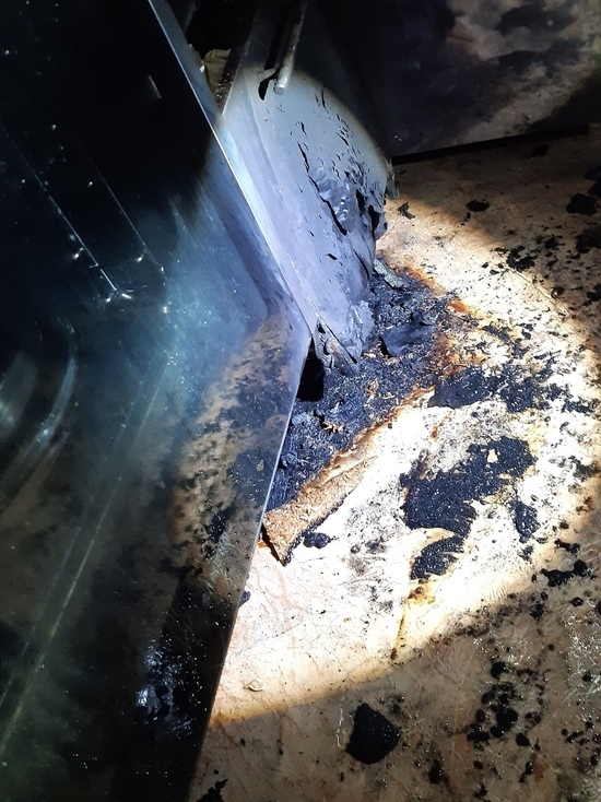 Загоревшаяся духовка стала причиной пожара в Смоленской области