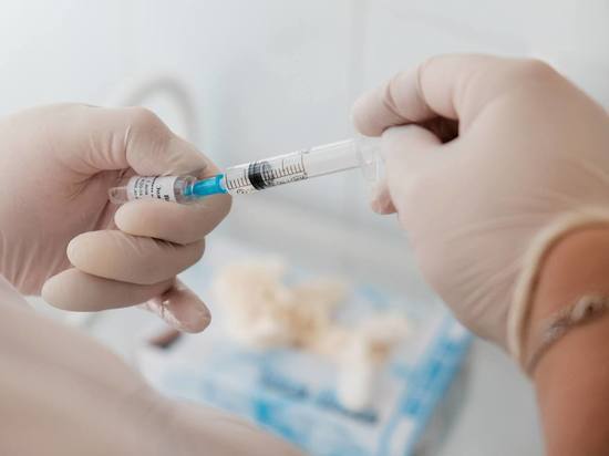 Астраханский губернатор обязал чиновников сделать прививку от COVID-19