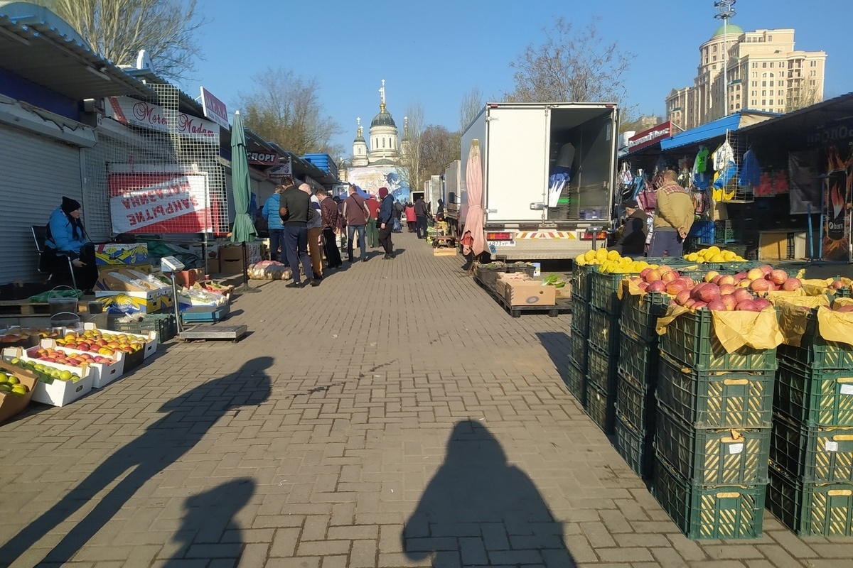 Южный донецк. Рынок жителей. Базар в Москве. Торговля с жителями. Опасный рынок.