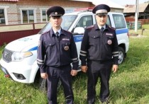 В Томской области автоинспекторы Иван Волков и Вадим Ярков спасли пожилую женщину из горящего дома