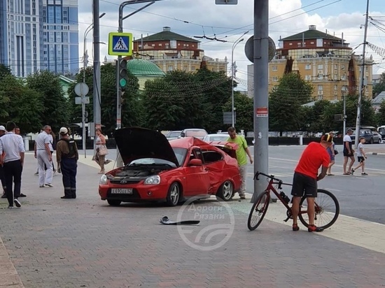 На площади Ленина в Рязани «Лада» вылетела на тротуар