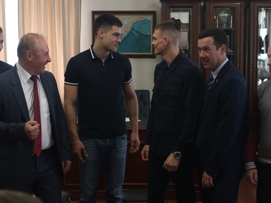 Министр спорта Хабаровского края поздравил боксеров с победой