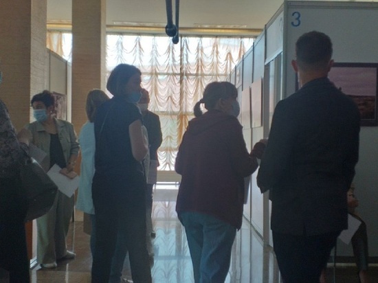 «На одно время приходит по 6 человек»: толпы у прививочных кабинетов в Салехарде объяснили в депздраве ЯНАО