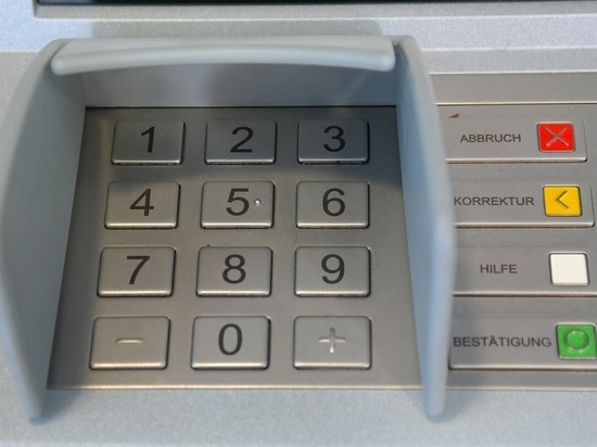 Житель Суздальского района увидел кем-то забытую в банкомате карту и отправился с ней за покупками