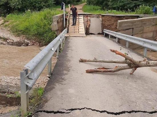 В одном из районов Кубани из-за ливня рухнул мост
