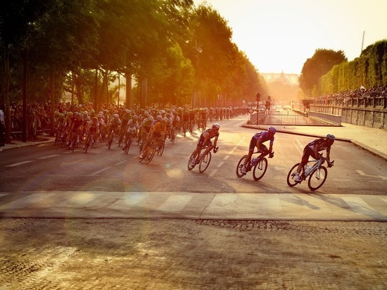 Во Франции арестовали болельщицу, спровоцировавшую завал на «Тур де Франс»