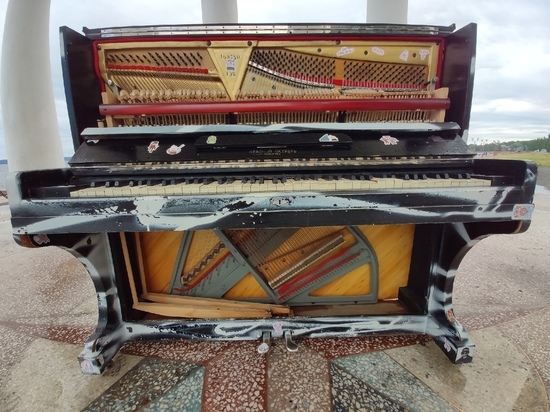 Пианино на набережной в Петрозаводске вышло из строя из-за дождя