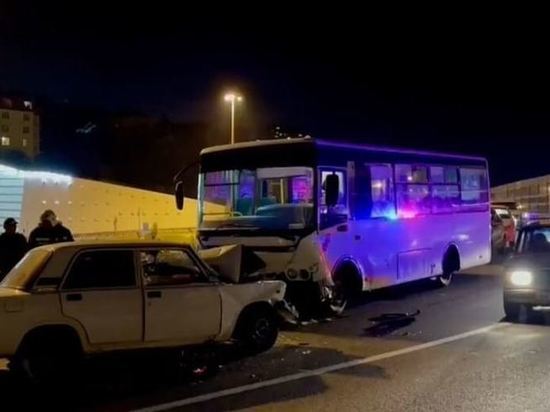 В Сочи в аварии с автобусом №83 пострадали пять человек
