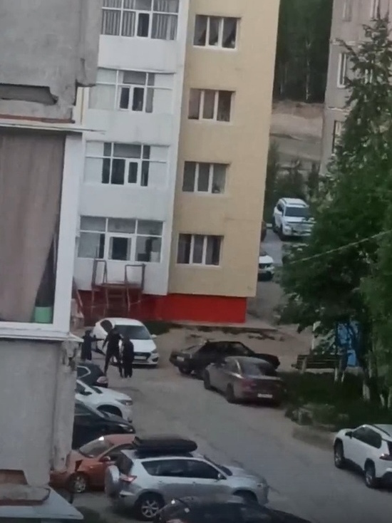Кулаком в лицо, ногой в живот: мужчина избил девушку на улице в Ноябрьске