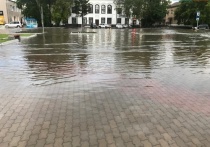 В Назарово в Красноярском крае вечером 30 июня после дождя сильно затопило центральную площадь и прилегающие к ней улицы Карла Маркса и Арбузова