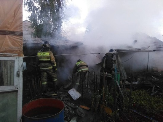 Два человека погибли при пожаре в дачном доме в районе Торгашино в Красноярске
