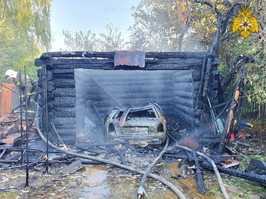 Ранним утром в смоленском Рославле в гараже сгорела «Шкода»