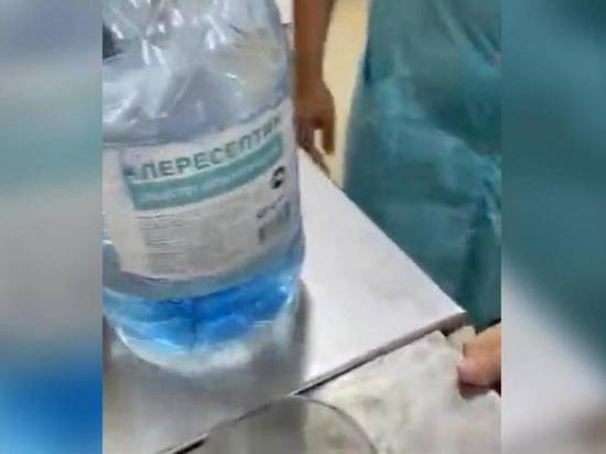 В Якутии официант подал ребенку антисептик вместо воды