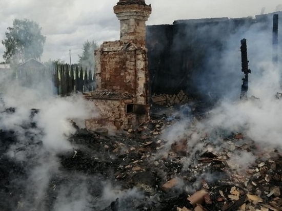 В Онежском районе сгорел ветхий деревянный жилой дом