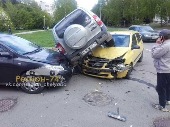 Необычное ДТП c тремя автомобилями произошло в Челябинской области