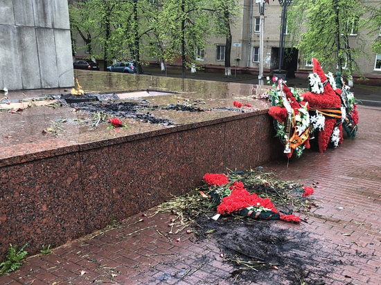Пьяный 36-летний мужчина поджег венки у памятника «Защитникам Отечества» в Челябинске