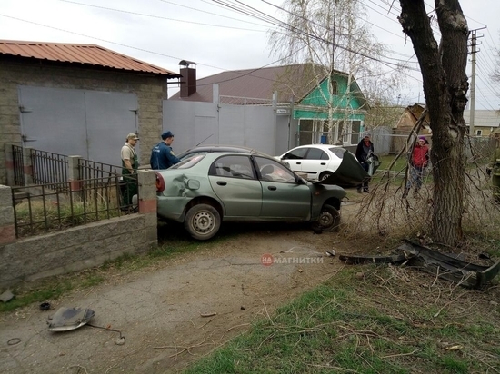 В Челябинской области автомобиль врезался в дерево, водитель скончался в реанимации