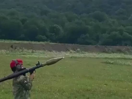 В Чечне мальчик в форме Росгвардии выстрелил из гранатомета