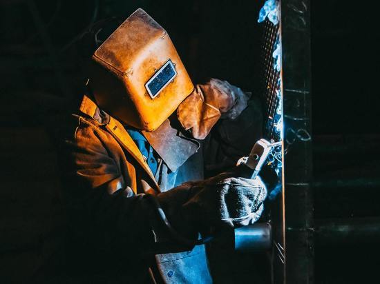 Сотрудники оренбургского завода трудятся весь день при 35 градусной жаре в цехе
