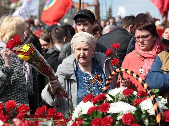 В Челябинске празднование Дня Победы началось с возложения цветов к Вечному огню