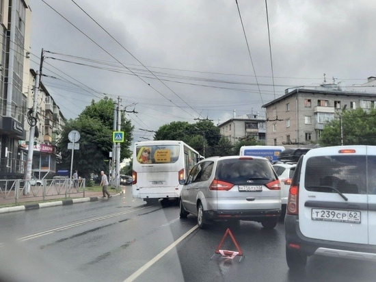 Из-за ДТП на улице Дзержинского в Рязани образовалась огромная пробка