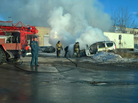 В Миассе возле автозаправки сгорело такси