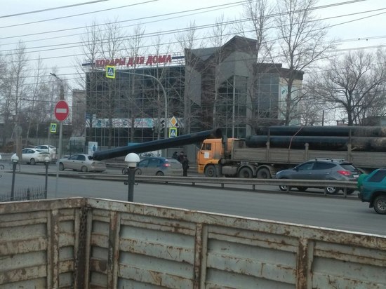 В Челябинске упавшая с КАМАЗа труба повредила легковой автомобиль