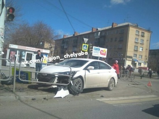 ДТП в Челябинске: автомобиль влетел в металлическое ограждение