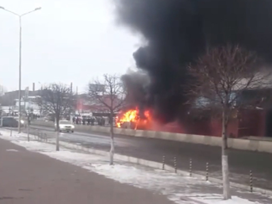 В Челябинске возле ТК «Синегорье» сгорела маршрутка