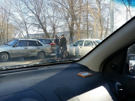 Массовое ДТП в Челябинске: столкнулись несколько автомобилей