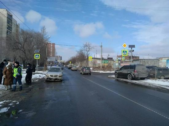 В Челябинске на пешеходном переходе сбили двух школьниц