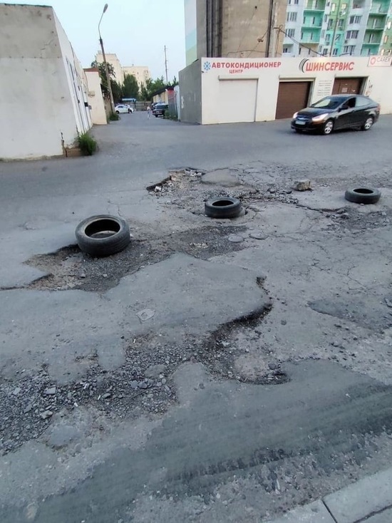 Лайфхак по-астрахански: астраханцы вновь залатали ямы в асфальте