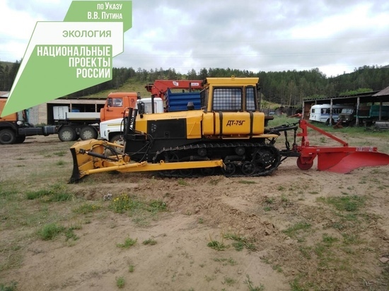 Лесники Тарбагатайского района Бурятии получили новый трактор