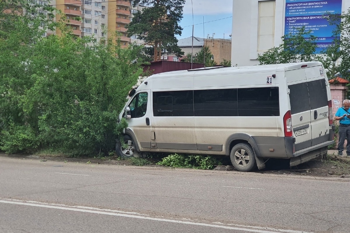 Маршрутка в Чите снесла несколько кустов после столкновения с Mitsubishi -  МК Чита