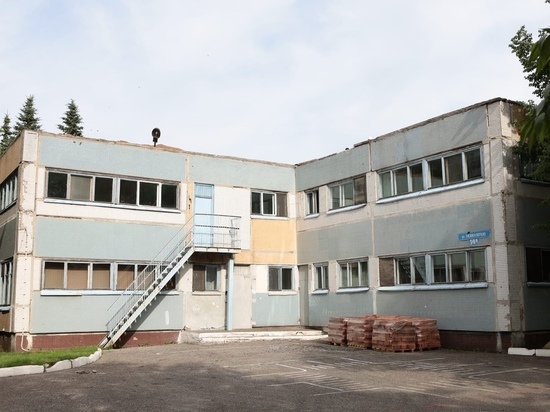 Школу-детсад с протекающей крышей в Новокузнецке отремонтируют за полгода