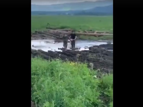 Скорая помощь с ребенком застряла на размытой дороге в Забайкалье