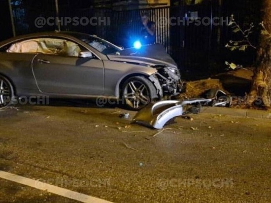 В Сочи "Мерседес" влетел в дерево
