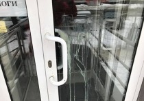 Неизвестные испачкали куриными яйцами дверь офиса местного штаба поддержки оппозиционера Алексея Навального, пишет Znak