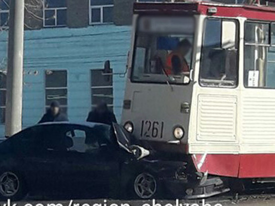 В Челябинске иномарка попала под трамвай