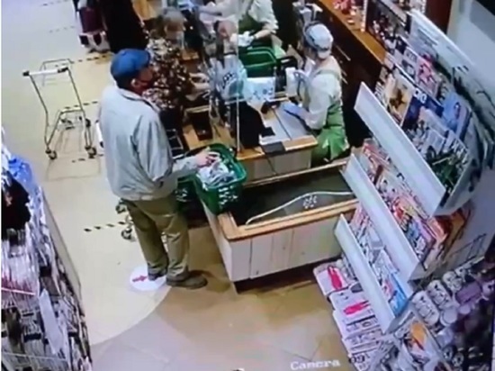 В Новосибирске покупатель рассчитался деньгами из кошелька пенсионерки и попал под статью о краже