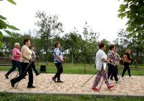 На 70-летие внуки подарили Елизавете Юрьевне из Костромы палки для скандинавской ходьбы
