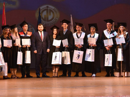 Глава ДНР вручил российские дипломы лучшим выпускникам вузов