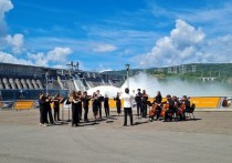 Сибирский юношеский оркестр снял презентационный видеоролик на Красноярской ГЭС в момент открытия затворов сброса воды