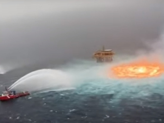 В Greenpeace оценили последствия пожара на подводном трубопроводе в Мексике